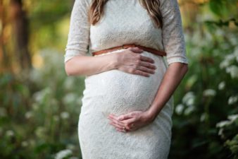 El significado de tocarse la barriga durante el embarazo